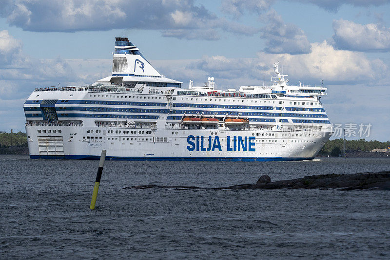 MV Silja Serenade，由Silja Line运营，穿越赫尔辛基群岛
